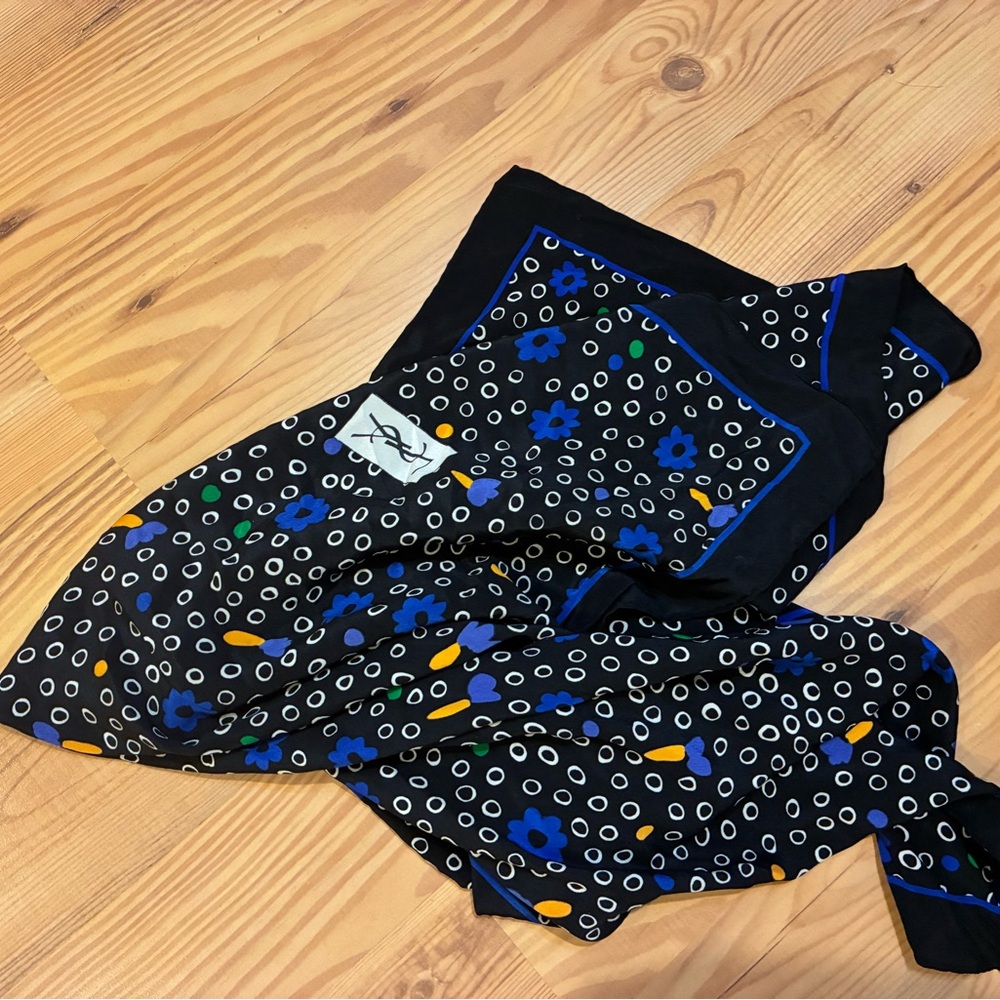 Yves Saint Laurent (YSL) Floral Dot large Scarf - VTG rolled edge tag removed. - Picture 4 of 4